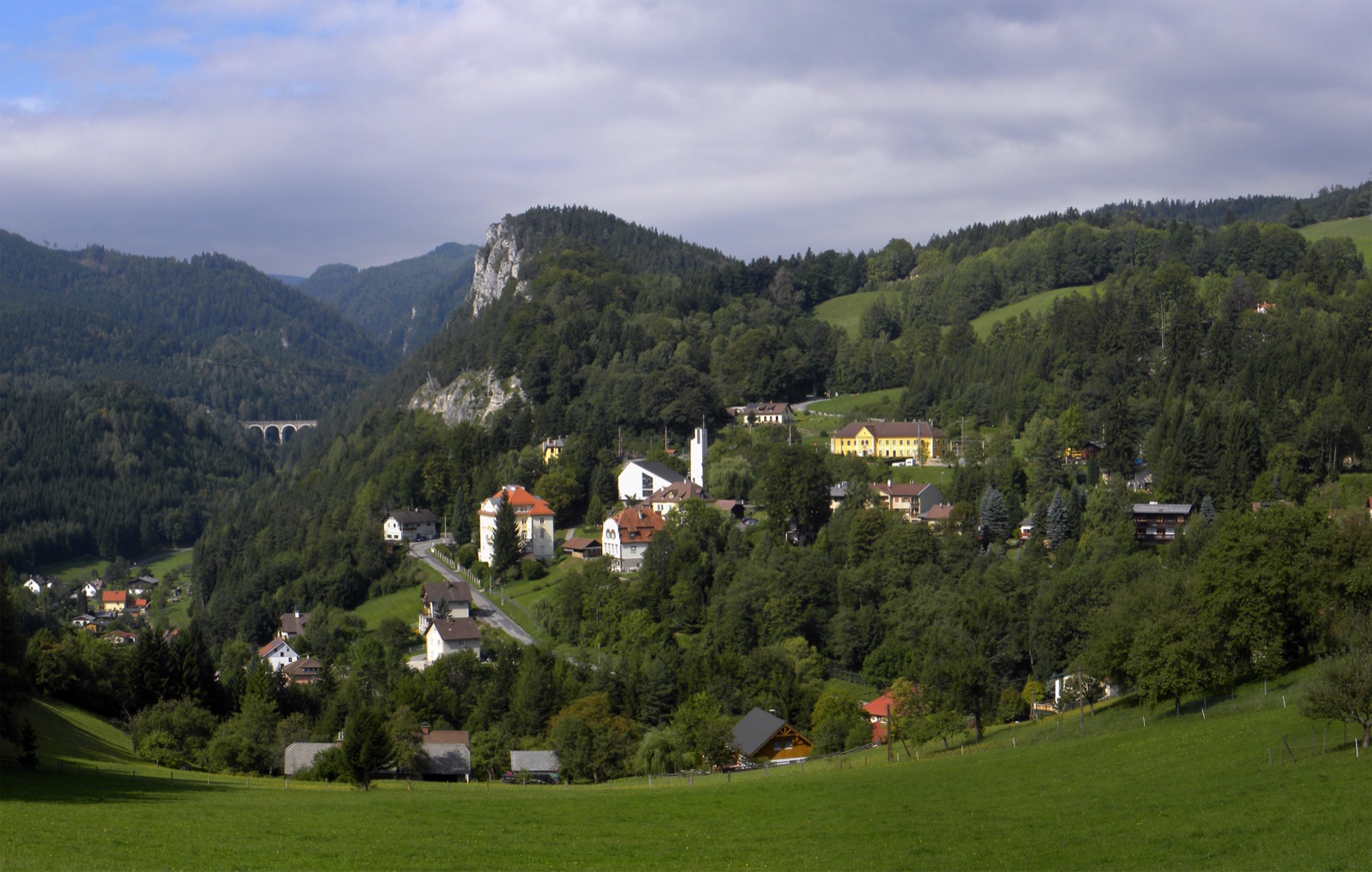 Das Viadukt Kalte Rinne der Semmeringbahn bei Breitenstein in Niederösterreich
