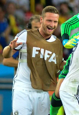 Alman futbol dünya şampiyonu Shkodran Mustafi, 2014 Dünya Kupası'nda kutluyor