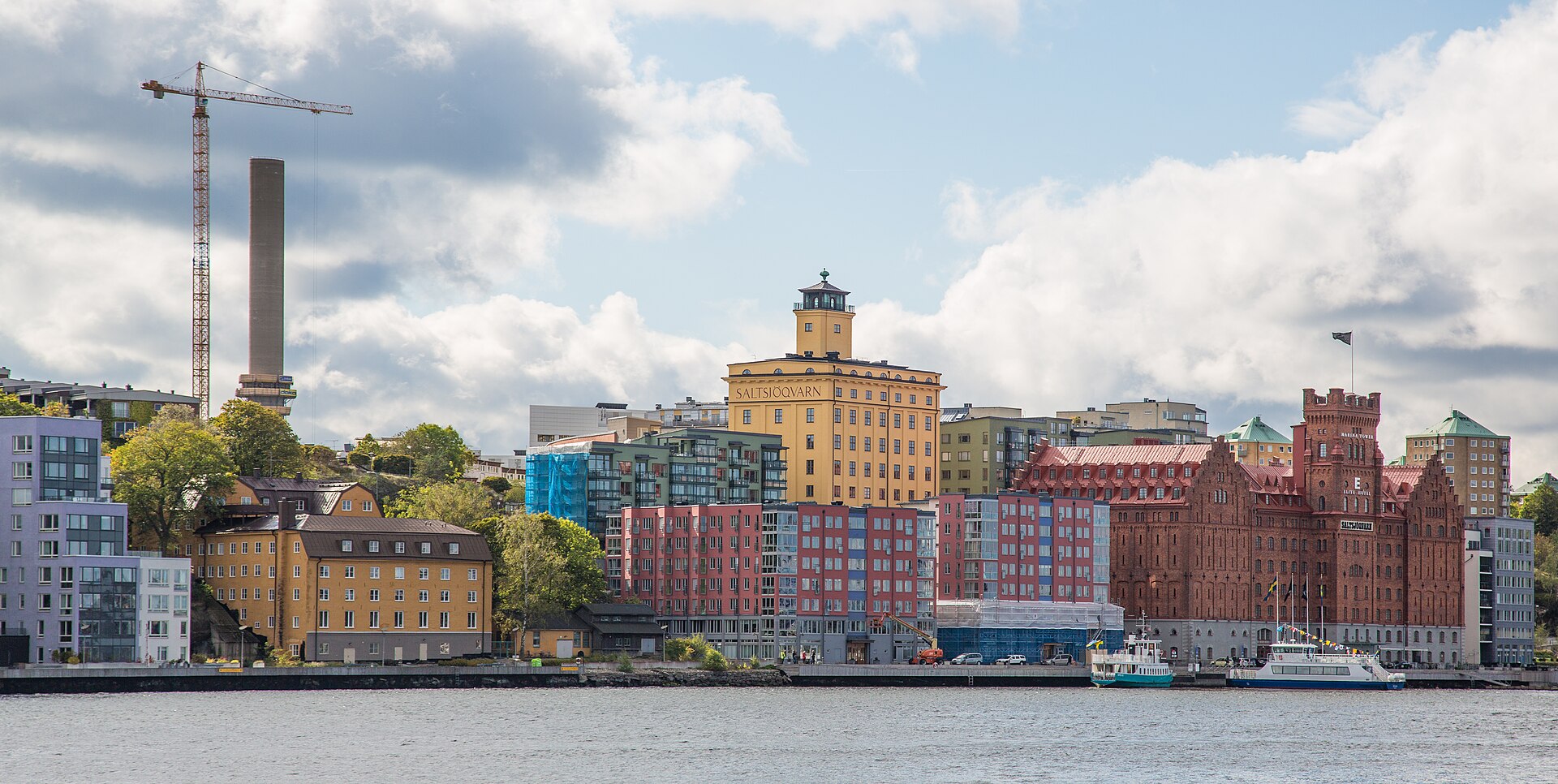 Stockholms silhuett och vatten sedd från Djurgården