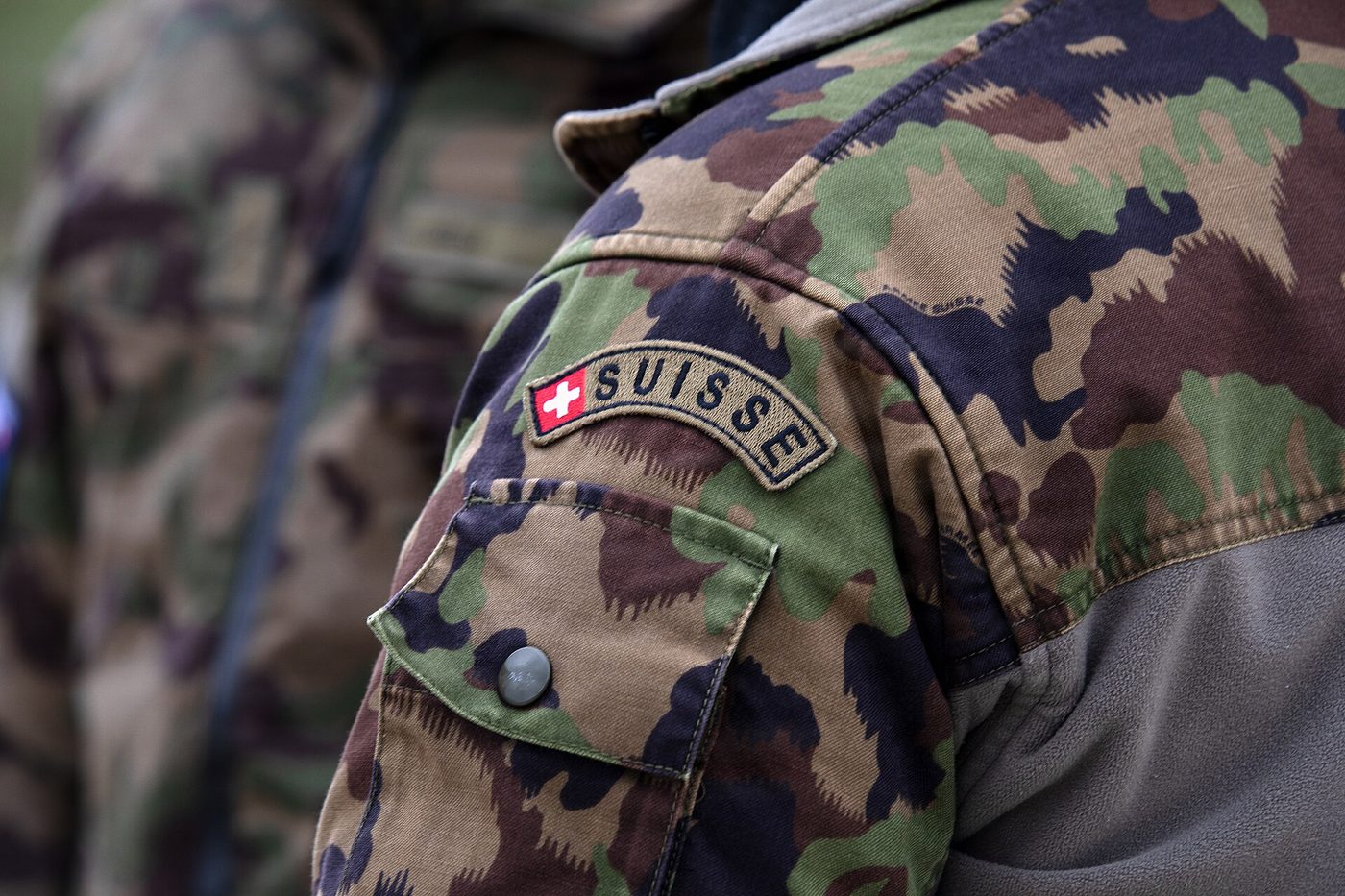 En schweizisk soldat i KFOR:s fredsbevarande styrka i Kosovo, med den schweiziska flaggan på axelmärket
