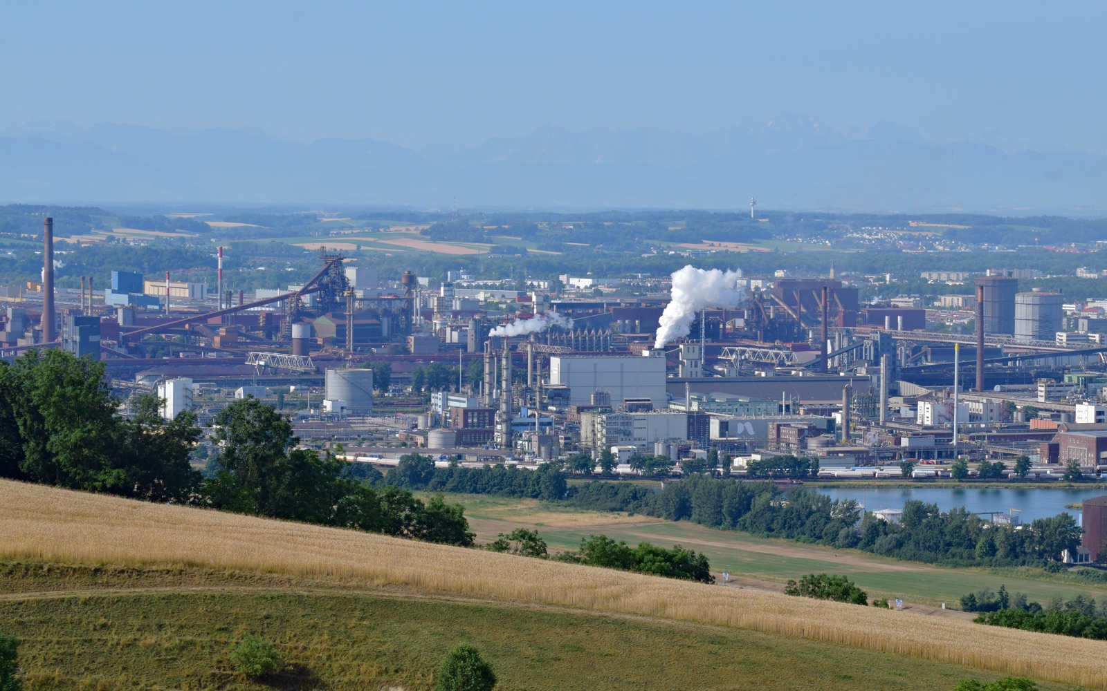 Das voestalpine-Stahlwerk in Linz, gesehen vom Pfenningberg